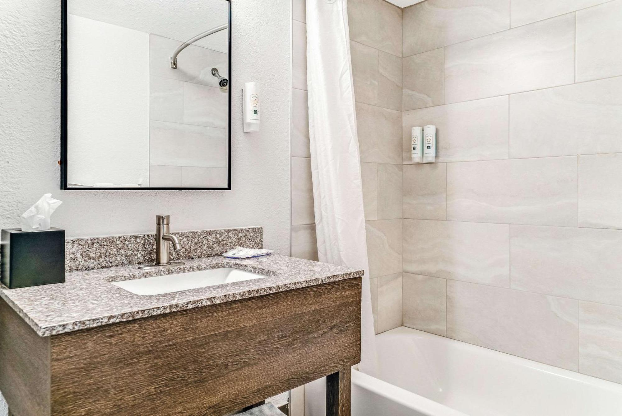Quality Inn Detroit Downtown Экстерьер фото