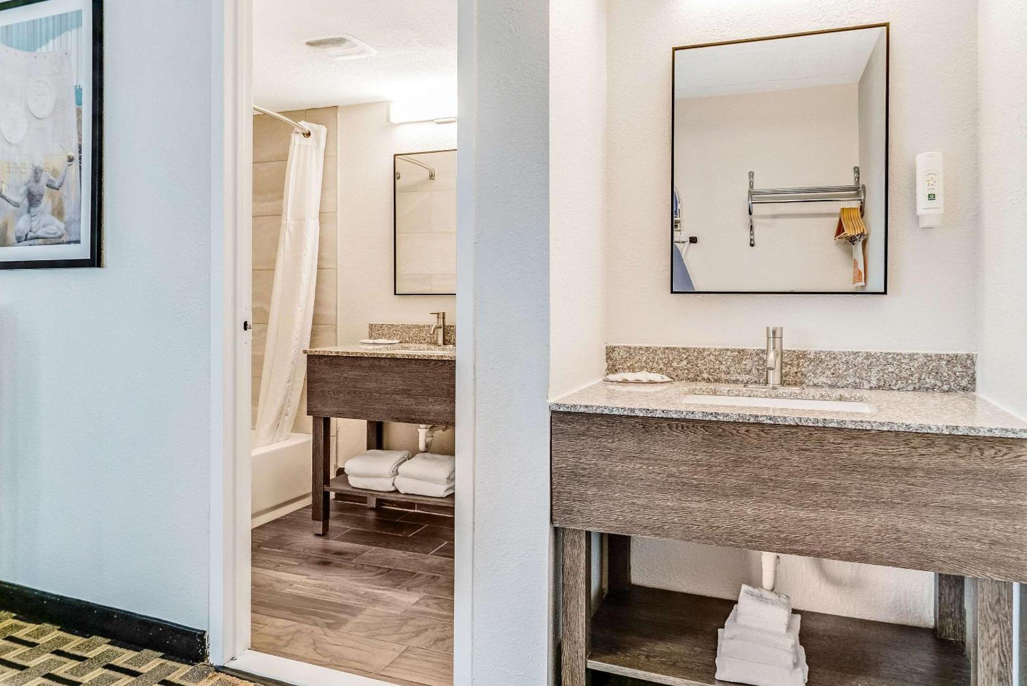 Quality Inn Detroit Downtown Экстерьер фото