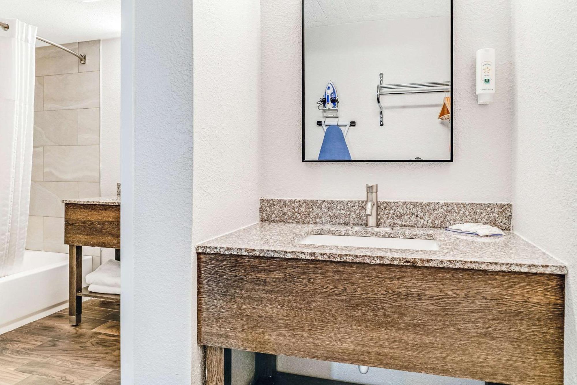 Quality Inn Detroit Downtown Экстерьер фото