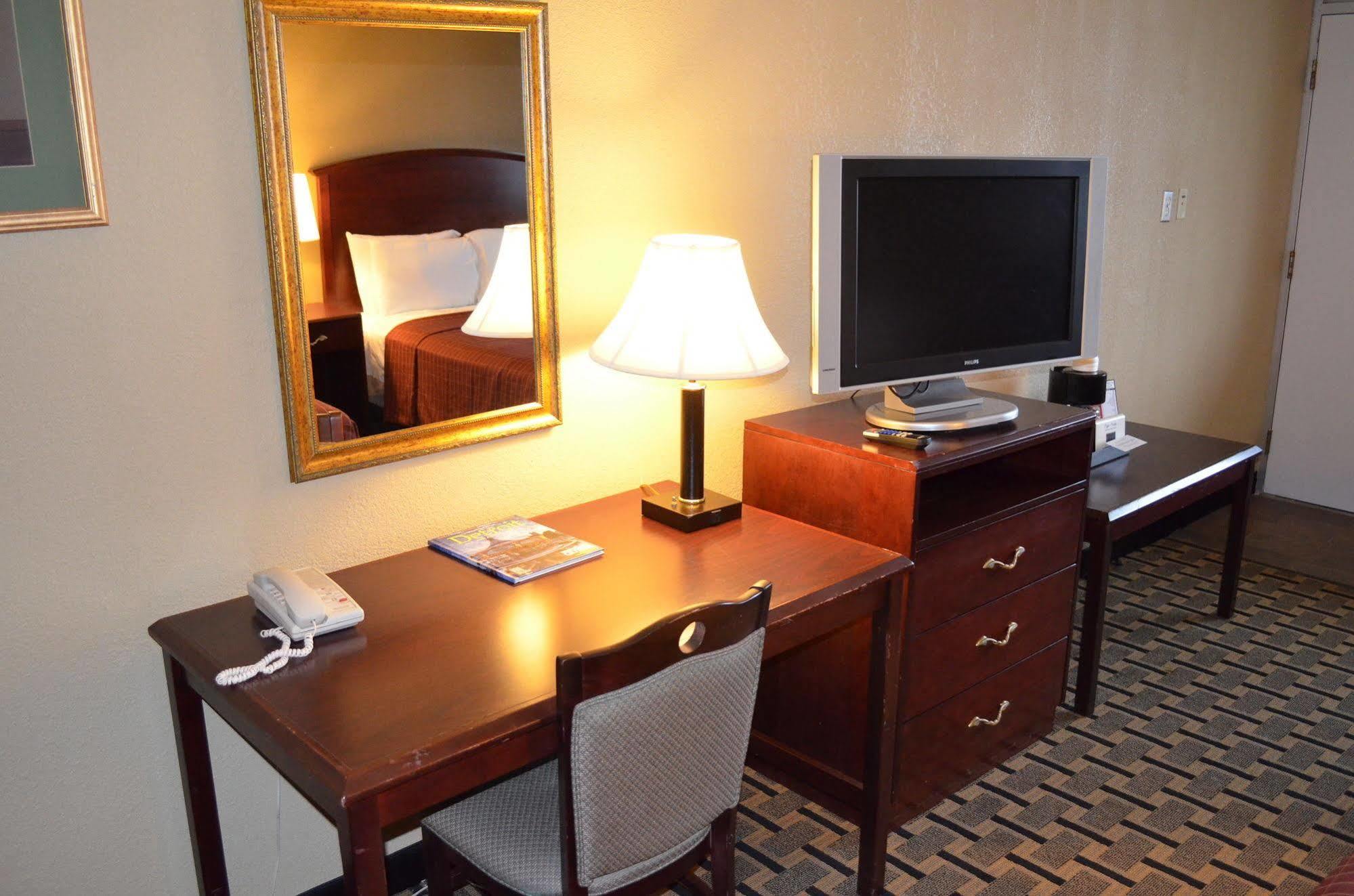Quality Inn Detroit Downtown Экстерьер фото